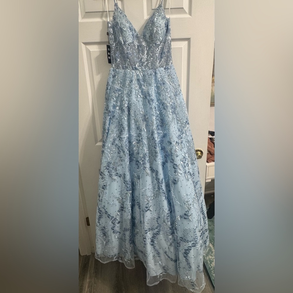 180 NWT Luccj Lu $473 Stunning Blue Lace Evening Gown Size 10 - Picture 4 of 10